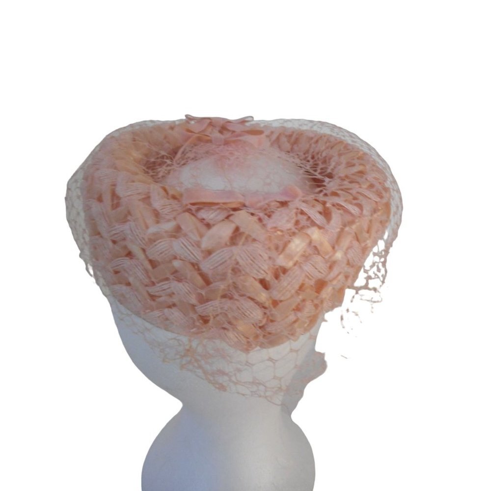 Vintage Womens Pink Pillbox  hat w/  netting and bows woven design - Picture 3 of 5